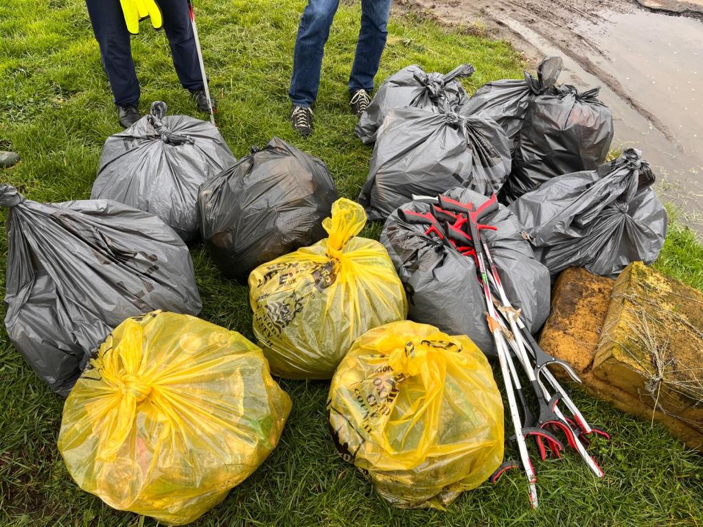 Binsey Lane clean-up: over 500 litres of litter&nbsp;removed